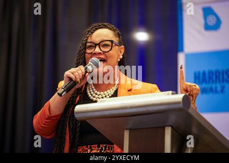 Nikema Williams (D-GA), presidente del Partito Democratico di Georgia, parla sul palco durante un evento Peach State Women for Harris Walz all'Hyatt Regency il 18 ottobre 2024 ad Atlanta, Georgia, USA. (Foto di Julia Beverly/Alamy Live News) Foto Stock