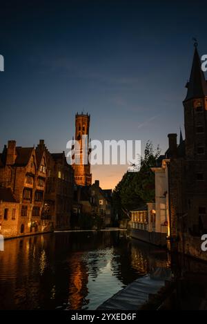 Veduta al crepuscolo di Rozenhoedkaai con la Torre Belfry sullo sfondo - Bruges, Belgio Foto Stock