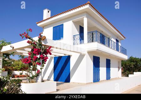 Piccola villa con persiane blu, Ayia Napa, Famagusta District, Cipro Foto Stock