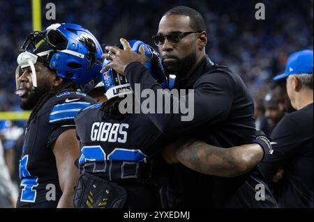 Detroit, Stati Uniti. 15 dicembre 2024. L'ex wide receiver dei Detroit Lions Calvin Johnson abbraccia il running back Jammer Gibbs a bordo campo prima della partita contro i Buffalo Bills al Ford Field di Detroit, Michigan, domenica 15 dicembre 2024. Foto di Rena Laverty/UPI credito: UPI/Alamy Live News Foto Stock