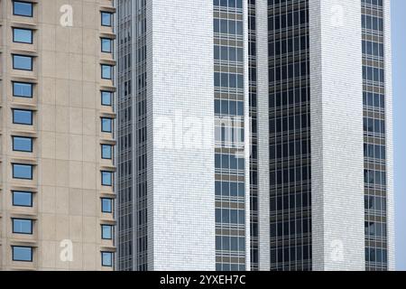 Vista dettagliata dell'edificio originale AMP, piastrelle esterne e finestre al Circular Quay dopo la pulizia e il rinnovo nel 2024 Foto Stock