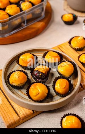 I biscotti al Nastar o torta all'ananas sono una piccola pasticceria di dimensioni ridotte, riempita o ricoperta di marmellata di ananas, comunemente diffusa in diverse parti di Southe Foto Stock