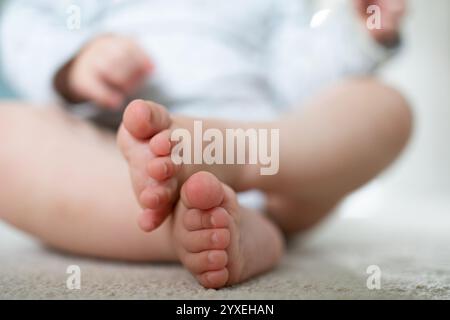 Foto datata 04/08/23 di un bambino che gioca con i giocattoli a casa nel Northamptonshire. Uno su quattro neonati nati negli ospedali NHS in Inghilterra l'anno scorso sono stati consegnati dalla sezione cesareo, nuovi dati mostrano. Gli esperti hanno affermato che un graduale aumento delle nascite cesaree nell'ultimo decennio è dovuto a un "numero crescente" di complessità, con i principali fattori che sono l'aumento dei tassi di obesità e le donne che aspettano di avere figli più grandi. Data di pubblicazione: Lunedì 16 dicembre 2024. Foto Stock