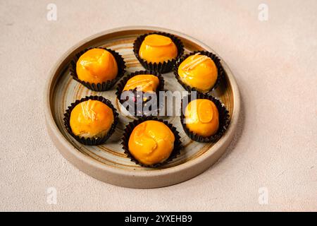 I biscotti al Nastar o torta all'ananas sono una piccola pasticceria di dimensioni ridotte, riempita o ricoperta di marmellata di ananas, comunemente diffusa in diverse parti di Southe Foto Stock