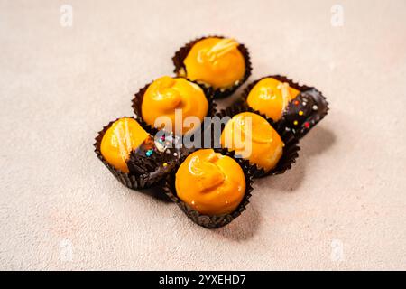 I biscotti al Nastar o torta all'ananas sono una piccola pasticceria di dimensioni ridotte, riempita o ricoperta di marmellata di ananas, comunemente diffusa in diverse parti di Southe Foto Stock