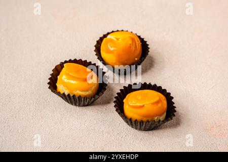 I biscotti al Nastar o torta all'ananas sono una piccola pasticceria di dimensioni ridotte, riempita o ricoperta di marmellata di ananas, comunemente diffusa in diverse parti di Southe Foto Stock