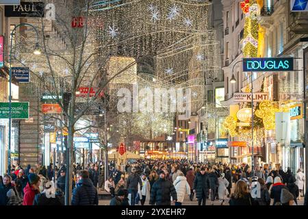 Foto a tema dello shopping natalizio e natalizio, scattata il 12 dicembre 2024 a Vienna, Austria. Kärntnerstraße - 20241212 PD16495 credito: APA-PictureDesk/Alamy Live News Foto Stock