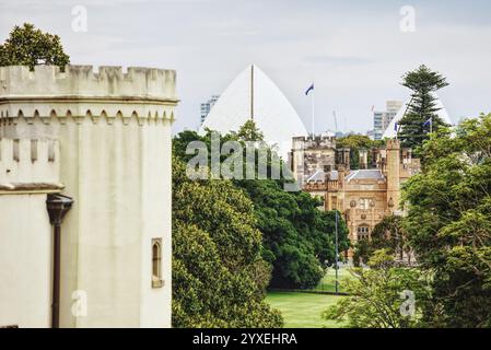 Government House e la Sydney Opera House visti attraverso i bastioni del Conservatorio di musica e i giardini dei Royal Botanic Gardens Foto Stock