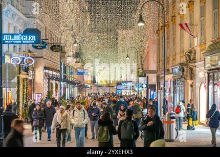 Foto a tema dello shopping natalizio e natalizio, scattata il 12 dicembre 2024 a Vienna, Austria. Kohlmarkt - 20241212 PD16530 credito: APA-PictureDesk/Alamy Live News Foto Stock