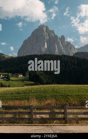 Maestose Dolomiti concediti una splendida vista panoramica della grandezza delle creature al suo meglio e più bello Foto Stock