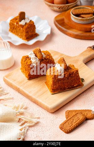 Torta con spugne di loto fatta con biscotti al loto e spalmabile Foto Stock