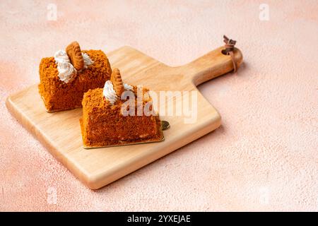 Torta con spugne di loto fatta con biscotti al loto e spalmabile Foto Stock