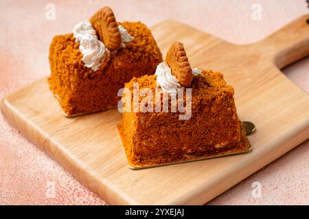 Torta con spugne di loto fatta con biscotti al loto e spalmabile Foto Stock