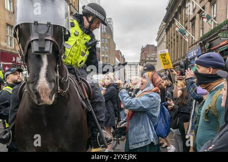 RECENSIONE della PA DELL'ANNO 2024 foto del file datata 07/09/24: Gli attivisti di Stand Up to Racism Scotland si riuniscono a George Square di Glasgow, in una contro protesta a un raduno di estrema destra. Data di pubblicazione: Lunedì 16 dicembre 2024. Foto Stock