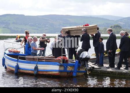 RECENSIONE della PA DELL'ANNO 2024 foto del file datata 10/08/24: La bara della scrittrice irlandese Edna o'Brien viaggia in barca attraverso Lough Derg da Mountshannon a Holy Island nella contea di Clare prima della sua sepoltura. Data di pubblicazione: Lunedì 16 dicembre 2024. Foto Stock