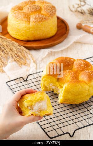 Roti sobek o Roti Gembong o pane morbido, questo pane ha un sapore dolce e una consistenza morbida. Solitamente ripieno di cioccolato, formaggio o cocco grattugiato. Foto Stock