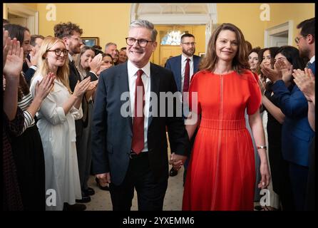 PA RECENSIONE DELL'ANNO 2024 foto del file datata 05/07/24: Il nuovo primo ministro Sir Keir Starmer con sua moglie Victoria Starmer viene applaudito dallo staff mentre entrano nella sua residenza ufficiale a Londra al numero 10 di Downing Street per la prima volta dopo che il Partito Laburista ha vinto una schiacciante vittoria alle elezioni generali del 2024. Data di pubblicazione: Lunedì 16 dicembre 2024. Foto Stock