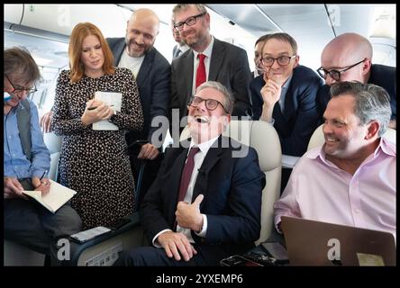 PA REVIEW OF THE YEAR 2024 file Photo datato 12/09/24: Il primo ministro Sir Keir Starmer parla con i media a bordo del suo aereo mentre vola a Washington DC. Data di emissione: Lunedì 16 dicembre 2024. Foto Stock