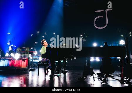 Jacob Collier si esibisce dal vivo durante il Djesse World Tour ad Alcatraz a Milano, Italia, il 7 novembre 2024 (foto di Alessandro Bremec/NurPhoto). Foto Stock