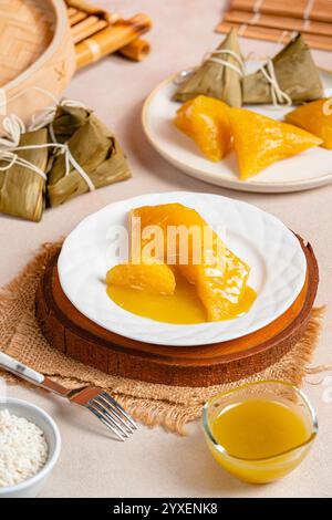 Kue cang o Ki Jang e Zongzi o Bakcang. Gnocchi di riso appiccicoso cinese Foto Stock