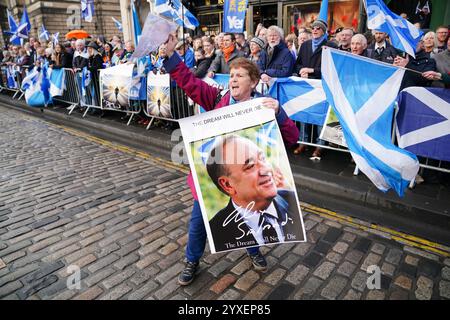 RECENSIONE PA DELL'ANNO 2024 foto del file datata 30/11/24: Un sostenitore dell'indipendenza rende omaggio al di fuori del servizio commemorativo pubblico per l'ex primo ministro scozzese Alex Salmond, morto all'età di 69 anni il mese scorso. Data di pubblicazione: Lunedì 16 dicembre 2024. Foto Stock