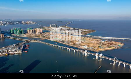 Macao. 26 novembre 2024. Una foto aerea scattata il 26 novembre 2024 mostra una vista parziale di un progetto di bonifica a Macao e parte del ponte Hong Kong-Zhuhai-Macao nel sud della Cina. Crediti: Cheong Kam Ka/Xinhua/Alamy Live News Foto Stock