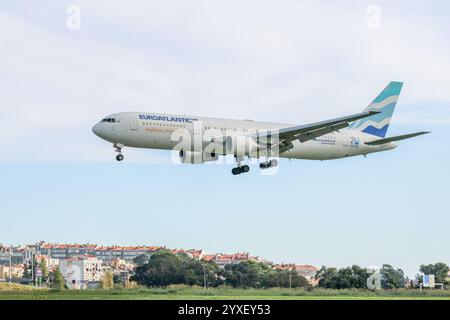 Euroatlantic Airways boeing 767 300er atterra all'aeroporto humberto delgado di lisbona, portogallo Foto Stock