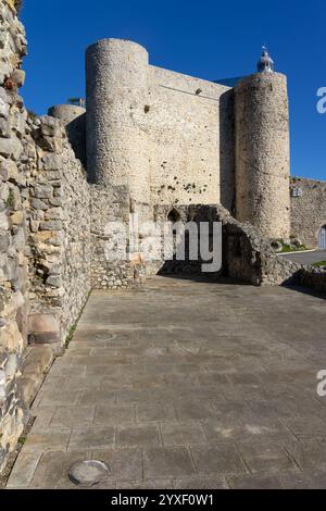 Castello - faro del bellissimo villaggio di Castro Urdiales in una giornata di sole. Cantabria, Spagna. Foto Stock