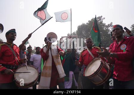 Dacca, Dacca, Bangladesh. 16 dicembre 2024. Sotto la bandiera del movimento studentesco anti-discriminazione, il 16 dicembre 2024 è stato organizzato un raduno della giornata della Vittoria per celebrare l'occasione. La manifestazione ha visto la partecipazione di persone ferite durante le proteste di luglio-agosto, nonché di studenti e membri di varie organizzazioni affiliate e del pubblico in generale. Crediti: ZUMA Press, Inc./Alamy Live News Foto Stock