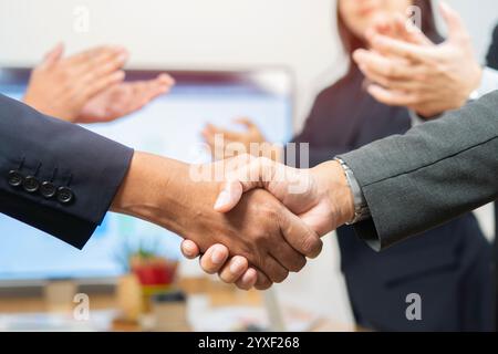 Stretta di mano, uomini d'affari e partnership per la diversità, collaborazione o b2b benvenuti, grazie e incontro di successo. Foto Stock