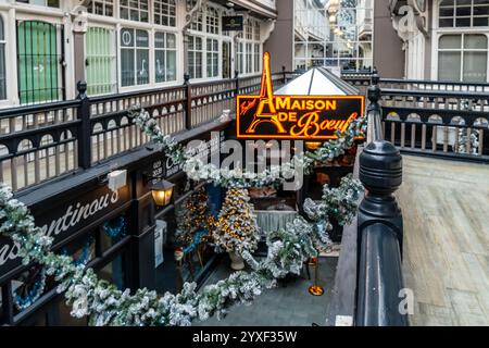 Cardiff, Regno Unito. 15 dicembre 2024. Fai shopping nel centro di Cardiff con decorazioni natalizie in una galleria vittoriana. Crediti: Thomas Faull/Alamy Live News Foto Stock