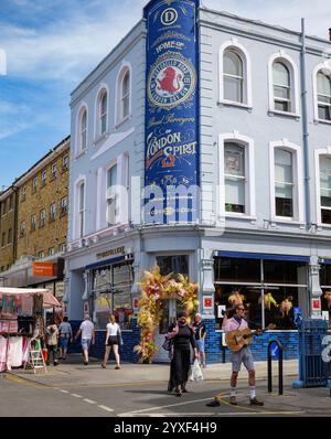 Londra - 06 17 2022: Musicista di strada con chitarra all'angolo di Portobello Rd con Talbot Rd Foto Stock
