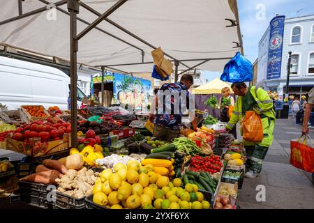 Londra - 06 17 2022: Bancarelle di frutta e verdura in Portobello Rd Foto Stock