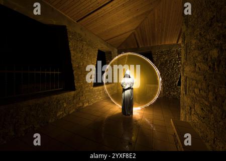 LightPainting di notte, con luci artificiali sui modelli. Foto Stock