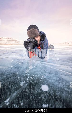 Uomo che fotografa Frozen Lake Baikal, Irkutsk Oblast, Russia Foto Stock