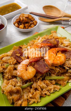 Kwetiau goreng medan o char kway teow è composto da noodles, fritti in padella con aglio, cipolla o scalogni, maiale, gamberi fritti, Foto Stock