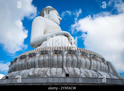Grande statua di Buddha da una vista ad angolo basso contro l'interessante cielo di Phuket, Thailandia Foto Stock