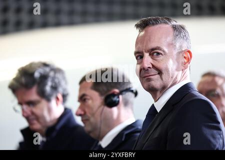 Berlino, Germania. 16 dicembre 2024. Volker Wissing (non di partito), Ministro federale degli affari digitali e dei trasporti e Ministro federale della giustizia, partecipa al lancio del primo treno ICE sulla linea diretta da Berlino a Parigi alla stazione centrale di Berlino. Crediti: Hannes P. Albert/dpa/Alamy Live News Foto Stock