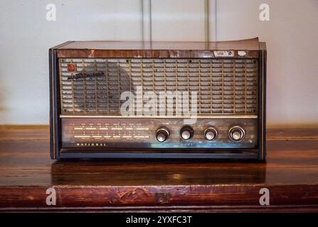 Radio d'epoca antica classica su un tavolo di legno Foto Stock