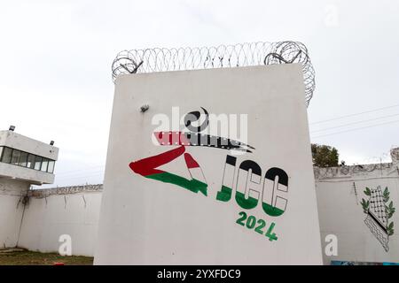 15 dicembre 2024: Biserta, Tunisia. 15 dicembre 2024. Un graffito del logo del Carthage Film Festival 2024 dipinto sul muro della prigione Borj Erroumi di Bizerte, nel nord della Tunisia. I vari scritti e graffiti sul muro della prigione di Biserta sono opera dei detenuti della prigione. Il Carthage Film Festival (JCC) è un prestigioso evento culturale in Tunisia, con l'evento cinematografico di quest'anno che include un programma intitolato ''Palestine at the Heart of the JCC' (Credit Image: © Hasan mrad/IMAGESLIVE via ZUMA Press Wire) SOLO PER USO EDITORIALE! Non per USO commerciale! Foto Stock