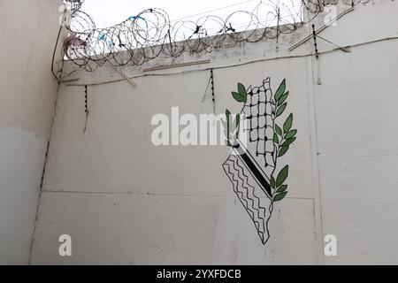 15 dicembre 2024: Biserta, Tunisia. 15 dicembre 2024. Un graffito della mappa della Palestina in stile keffiyeh sul muro della prigione Borj Erroumi di Bizerte, nel nord della Tunisia. I vari scritti e graffiti sul muro della prigione di Biserta sono opera dei detenuti della prigione. Il Carthage Film Festival (JCC) è un prestigioso evento culturale in Tunisia, con l'evento cinematografico di quest'anno che include un programma intitolato ''Palestine at the Heart of the JCC' (Credit Image: © Hasan mrad/IMAGESLIVE via ZUMA Press Wire) SOLO PER USO EDITORIALE! Non per USO commerciale! Foto Stock