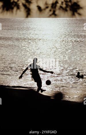 Beach football, partita di calcio, Grenada, Caraibi Foto Stock