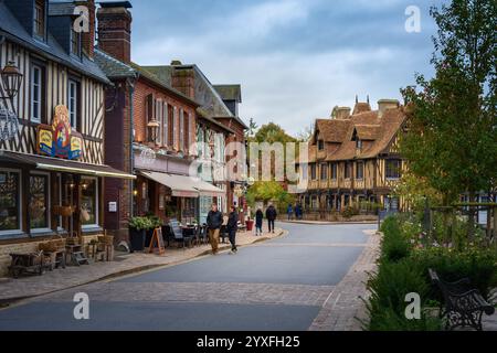 Strada principale, Beuvron en Auge, Normandia, Francia, Foto Stock