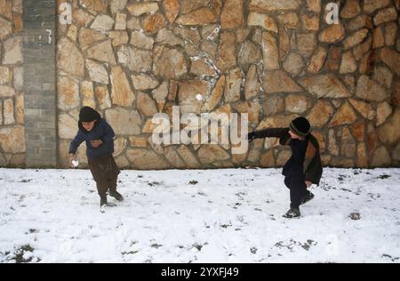 Kabul, Afghanistan. 16 dicembre 2024. I bambini giocano con la neve nel distretto di Paghman, Kabul, capitale dell'Afghanistan, 16 dicembre 2024. Crediti: Saifurahman Safi/Xinhua/Alamy Live News Foto Stock