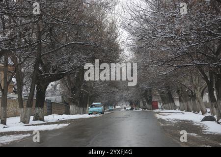 Kabul, Afghanistan. 16 dicembre 2024. Questa foto scattata il 16 dicembre 2024 mostra una vista dopo la neve nel distretto di Paghman, Kabul, capitale dell'Afghanistan. Crediti: Saifurahman Safi/Xinhua/Alamy Live News Foto Stock