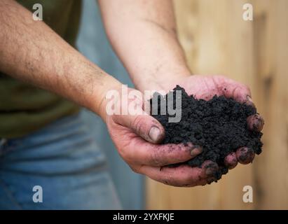 Coltivazione del carbonio, compost, terreno di inglobamento, mantenimento, coltivazione, stagione, substrato, ambientale, naturale, sporco, due mani in mano, sostenibilità, bio-cura, Foto Stock