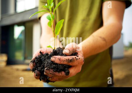 Coltivazione del carbonio, compost, terreno di inglobamento, mantenimento, coltivazione, stagione, substrato, ambientale, naturale, sporco, due mani in mano, sostenibilità, bio-cura, Foto Stock