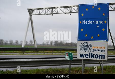 NIEDERLANDE starten mit sichtbaren Grenzkontrolle. Blick auf den Grenzübergang der A6 a Bunde. Auf der deutschen Seite der Grenze wird bereits seit Mitte September kontrolliert - seit ein paar Tagen wird suora auch auf der niederländische Seite entsprechend kontrolliert. Bunde Niedersachsen Deutschlan *** Paesi Bassi iniziano con il controllo di frontiera visibile Vista del valico di frontiera A6 a Bunde le verifiche sono state effettuate sul lato tedesco della frontiera da metà settembre e sono state effettuate anche sul lato olandese da alcuni giorni Bunde bassa Sassonia Germania Copyright: Xdiebildwerftx Foto Stock