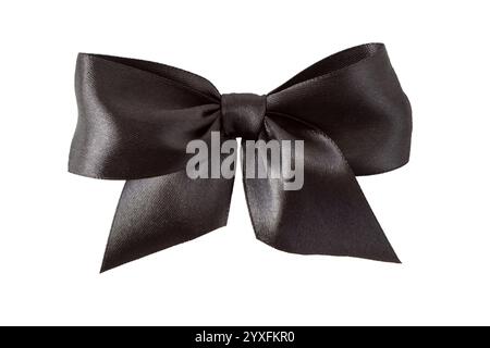 Fiocco legato in seta satinata nera isolato su bianco. Nodo legato con nastro elegante e scuro. Crepe lutto. Foto Stock