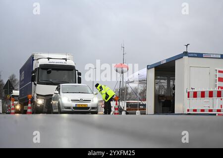 Bundespolizei kontrolliert den Einreiseverkhr nach Deutschland. Blick auf den Kontrollpunkt der Bundespolizei. Auf der deutschen Seite der Grenze wird bereits seit Mitte September kontrolliert - seit ein paar Tagen wird suora auch auf der niederländische Seite entsprechend kontrolliert. Bunde Niedersachsen Deutschlan *** ingresso dei controlli della polizia federale in Germania dalla metà di settembre sono stati effettuati controlli dei posti di controllo della polizia federale sul lato tedesco del confine e sono stati effettuati anche sul lato olandese da alcuni giorni Bunde Niedersachsen Deutschlan Copyright: Xdiebildwer Foto Stock